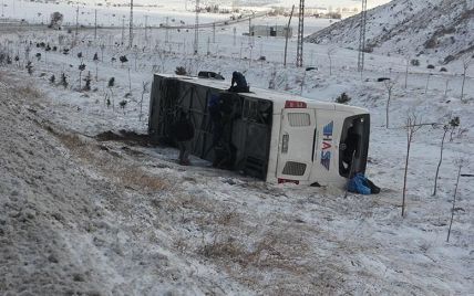 В Турции пассажирский автобус перевернулся в пропасть, есть погибшие