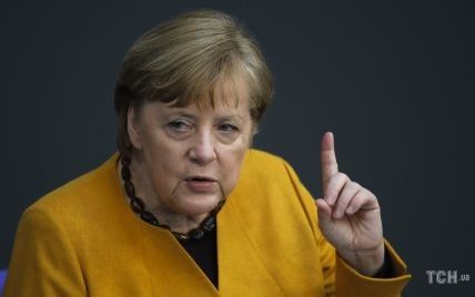 Меркель закликала Путіна припинити нарощення військ РФ на кордоні України
