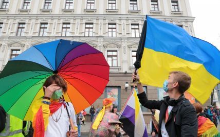 Дощ, іноземні дипломати та провокатори: як минув "КиївПрайд 2021"