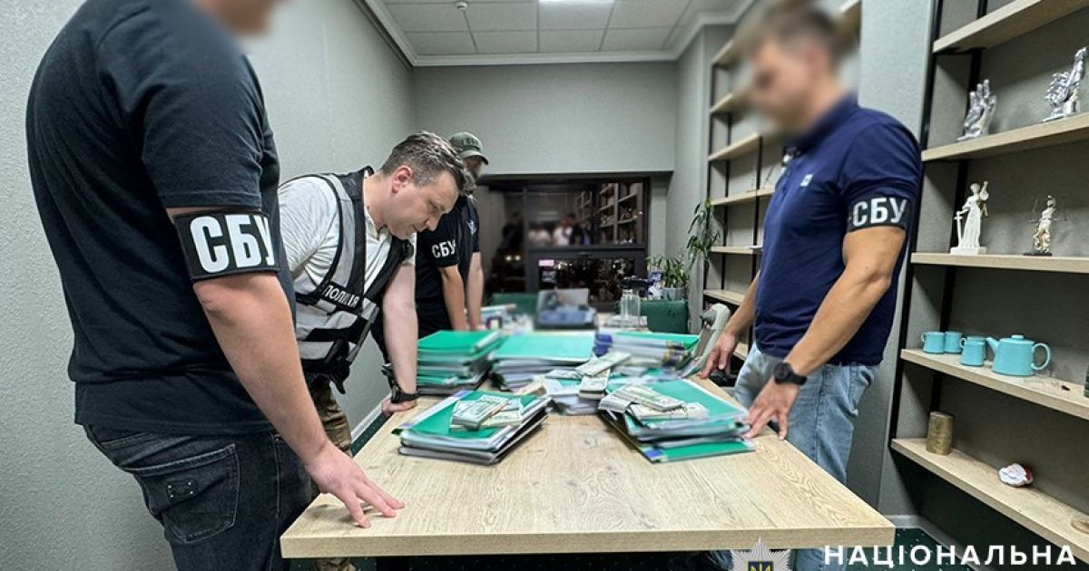 Столичні поліцейські викрили адвоката, який допомагав військовозобов’язаним уникнути мобілізації / © Полиция Киева / Facebook