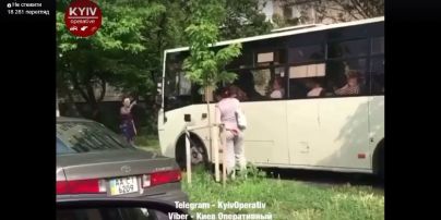 "Лось" за кермом: у Києві маршрутка із пасажирами мчала просто тротуаром