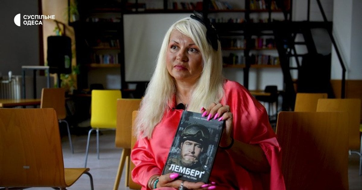 Олена Чернінька тримає у руках книгу "Лемберґ: мамцю, ну не плач" про свого сина Михайла