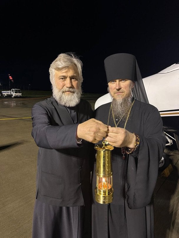 Подсанкционный беглый нардеп и диакон Московского патриархата Вадим Новинский с Благодатным огнем