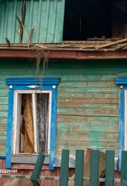 Поврежденный российской атакой дом в Черниговской области