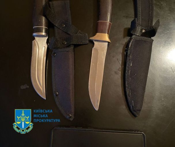 Чоловік кидався з ножем на військових Деснянського РТЦК та СП / Фото: Київська міська прокуратура