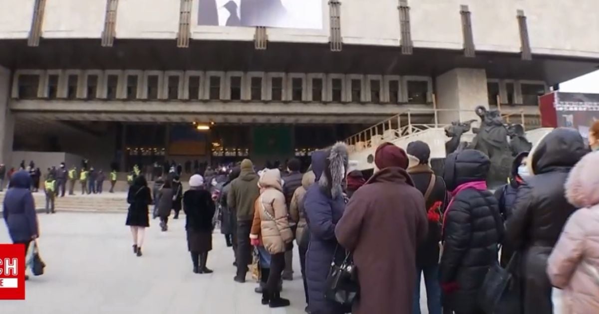 Похороны Кернеса с высоты птичьего полета: очередь из желающих проститься тянется на сотни метров (видео)