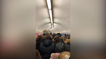 Пересадкові станції метро у Києві переповнені через повідомлення замінування цетральної станції