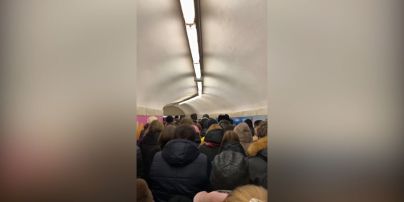 Пересадочные станции метро в Киеве переполнены из-за сообщения заминировании цетральной станции