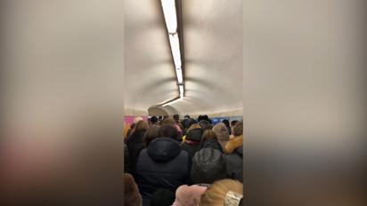 Пересадкові станції метро у Києві переповнені через повідомлення замінування цетральної станції