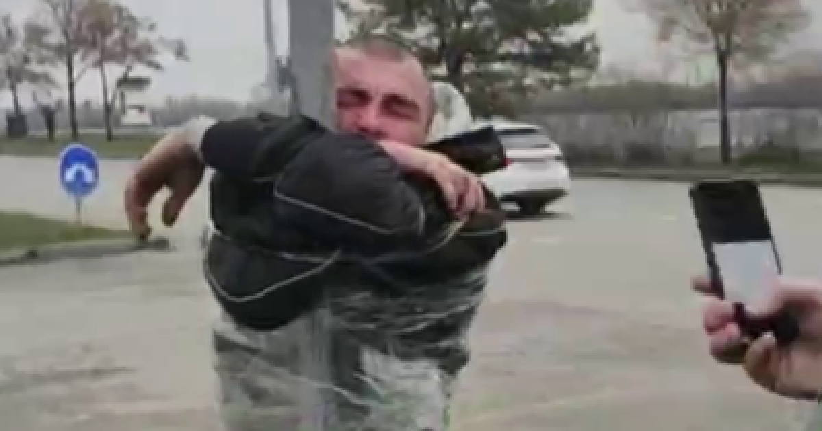 Голяка прив'язали до стовпа: У Дніпрі піймали та покарали мародера (відео)