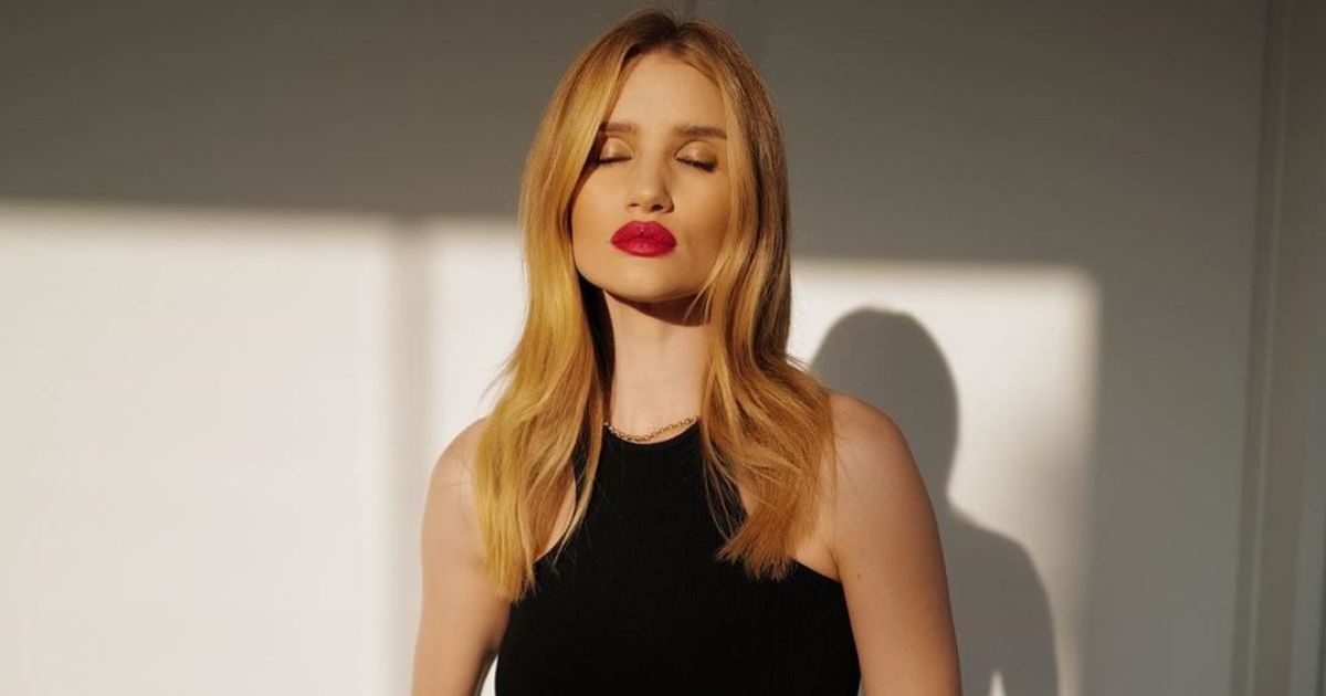 Знову без бюстгальтера: Розі Гантінгтон-Вайтлі опублікувала нове селфі