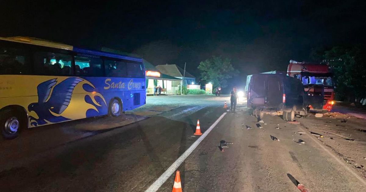 ДТП у Миколаївській області: водій вижив після зіткнення з фурою, але загинув під колесами автобуса