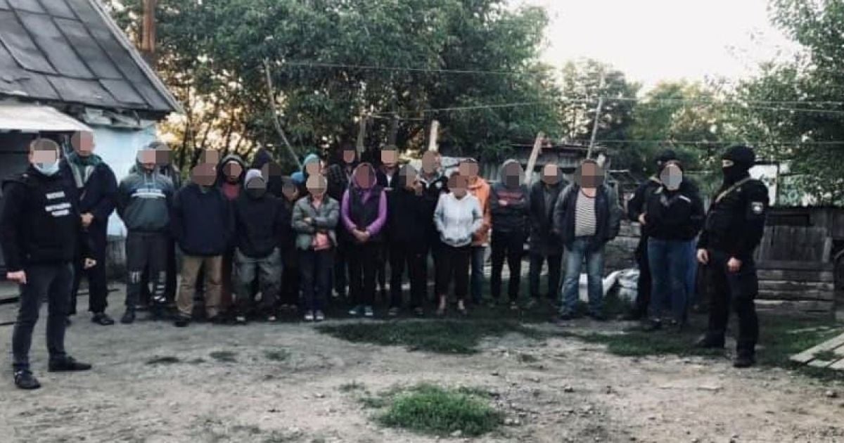 По 16 годин на роботі: у Києві на два місяці за ґрати відправили банду, яка тримала в трудовому рабстві 120 осіб