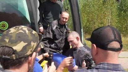 Перші слова та емоції звільнених із полону захисників зняли на відео