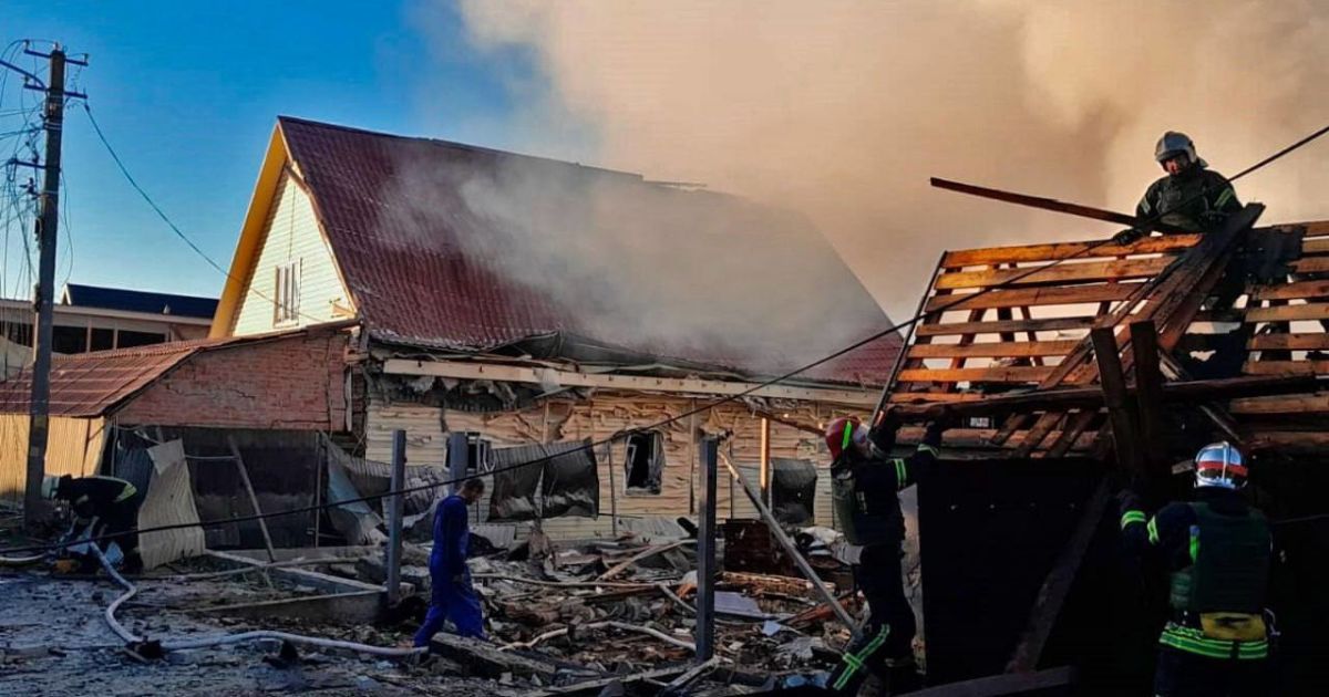 Працівники ДСНС ліквідовують наслідки атаки по Україні 8 травня / Фото: телеграм-канал голови МВС Ігоря Клименка