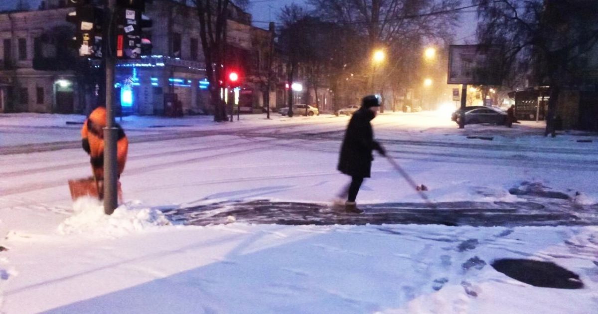 Південний циклон в Одесі: комунальники розчищають дороги, розгорнули пункти обігріву (фото, відео)