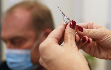 В Украине началась прививочная кампания: в пяти областях прививки получили медики