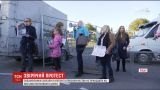 В Луцке активисты устроили акцию протеста против содержания животных в клетках