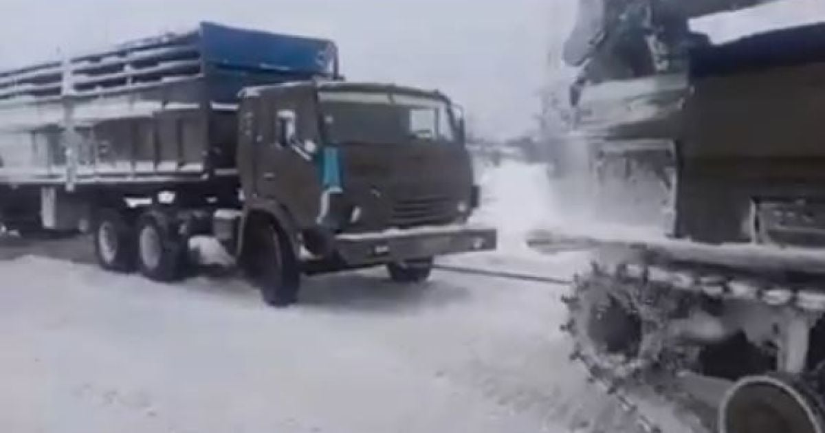 Тягачі та гусенична спецтехніка розчищують трасу Київ-Одеса