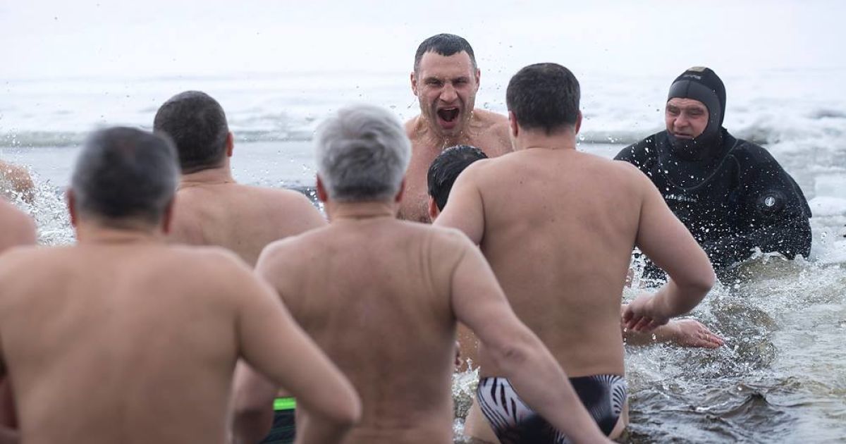 Кличко пірнає в ополонку на Водохреще_9 / © facebook/Віталій Кличко