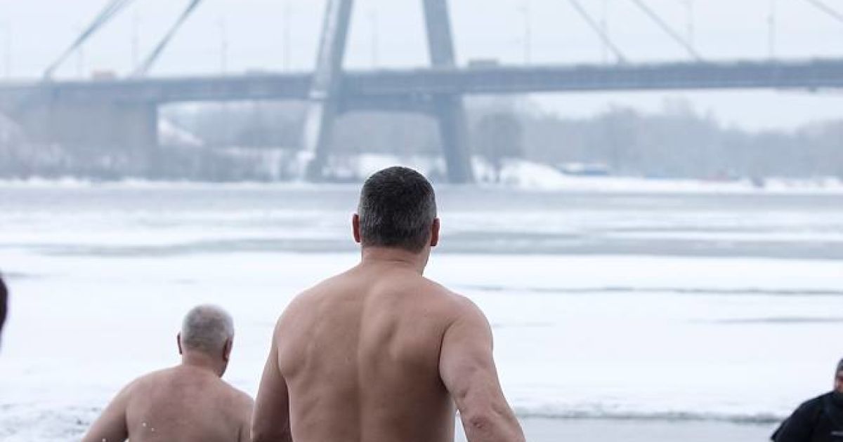 Кличко пірнає в ополонку на Водохреще_10 / © facebook/Віталій Кличко