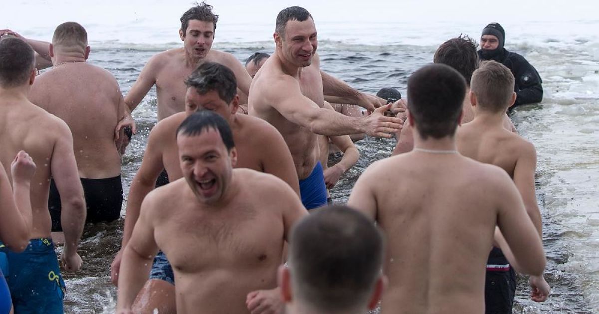 Вместе с Кличко в прорубь нырнули его заместители и главы районов Киева