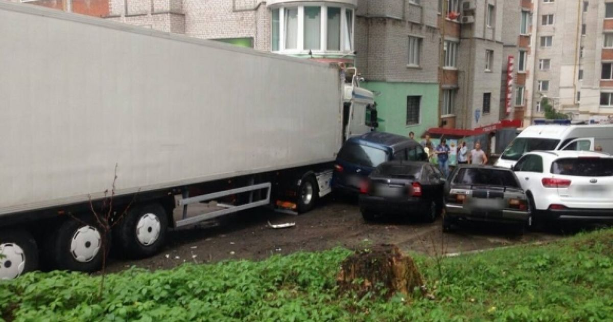 В Хмельницком фура влетела в магазин, уничтожила 4 автомобиля и протаранил многоэтажку