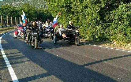 Доки в РФ затримують мітингувальників, Путін на триколісному мотоциклі у Криму катає "Гобліна"