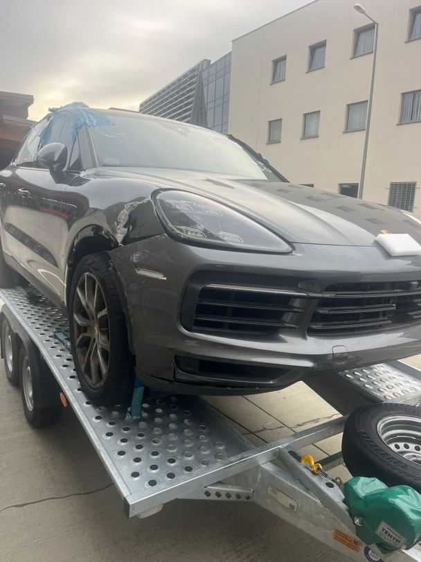 В Украину пытались ввезти Рorsche Cayenne под видом гуманитарного груза / Фото: Львівська митниця/Facebook