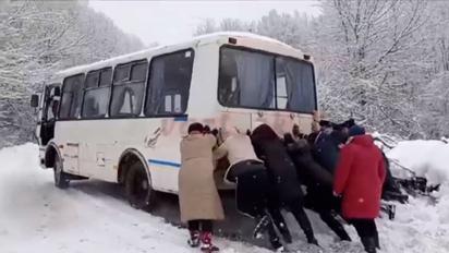На Закарпатті жінки виштовхали із снігу автобус