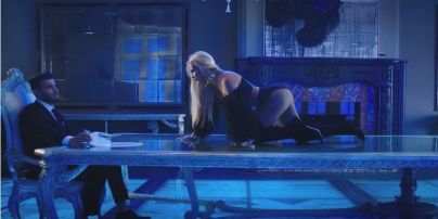 Сексуальная Бритни Спирс в откровенном наряде устроила развратные игры с певицей