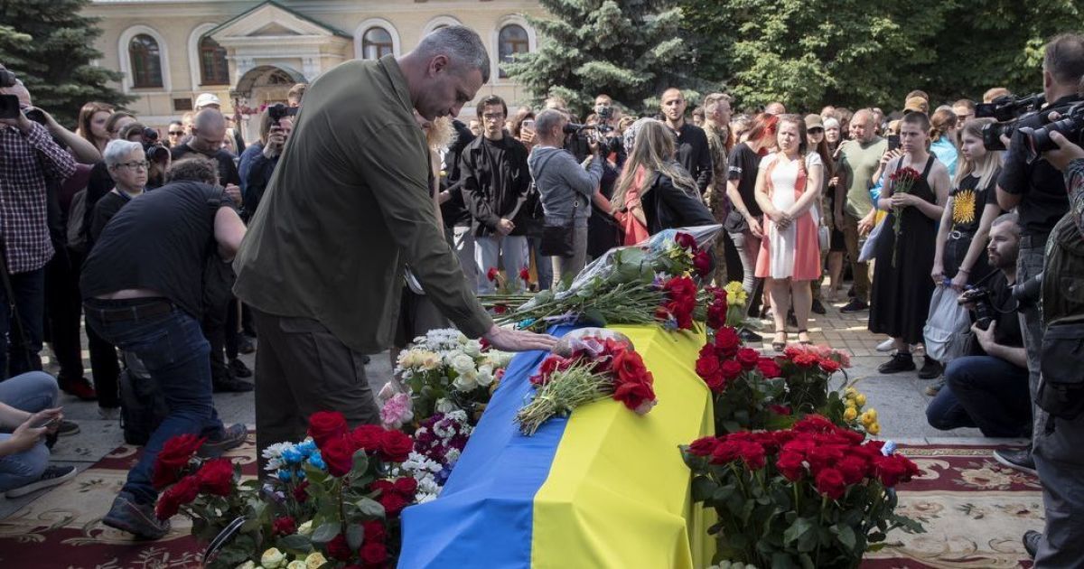 На Майдані Незалежності попрощались із бійцем Романом Ратушним