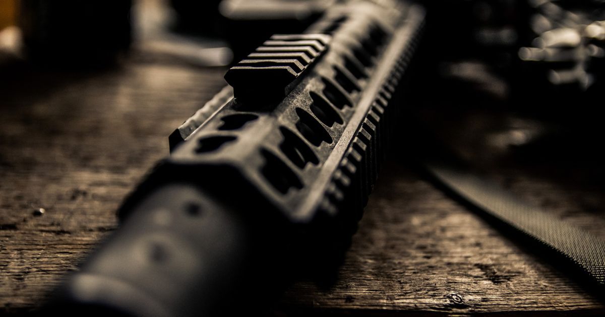 У Феодосії з балкона багатоповерхівки чоловік стріляв по перехожих