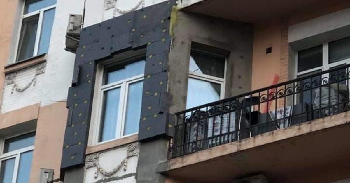 У центрі Києва власники квартири спотворили фасад історичної будівлі: відео