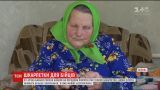 На Волыни 87-летняя бабушка навязала и передала бойцам полсотни пар теплых носков