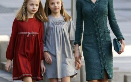 Королева Летиция в изящном платье вышла в свет с дочками