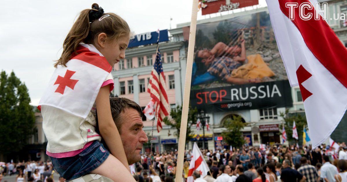 408 погибших и 20% оккупированной территории. В Грузии приспустили флаги в годовщину войны с Россией