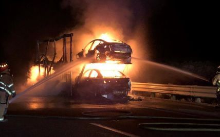 Полный электрокаров Tesla автовоз сгорел в Америке