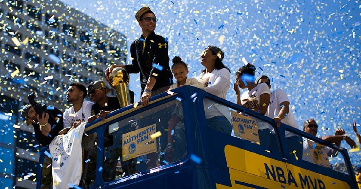 Парад "Голден-Стейт Ворріорс" в Окленде в честь победы клуба в чемпионате НБА