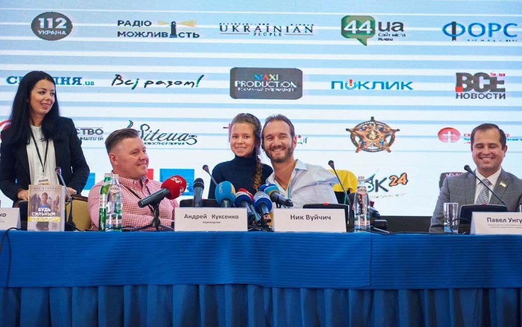 Ник Вуйчич встретился с героями АТО / © пресс-служба канала "1+1"
