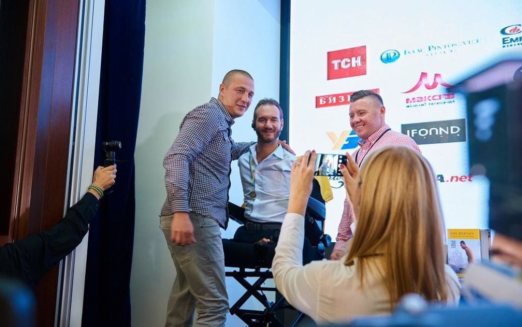 Ник Вуйчич встретился с героями АТО / © пресс-служба канала "1+1"