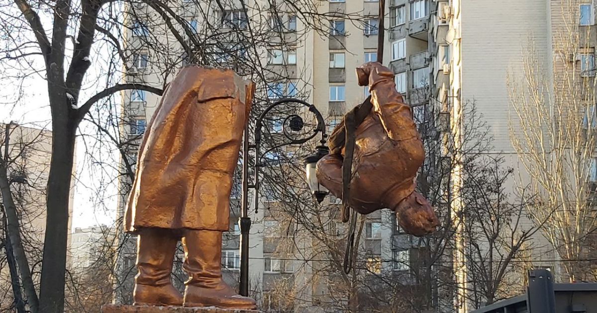 У Києві демонтують пам'ятник Чкалову: він розколовся на дві частини (фото)