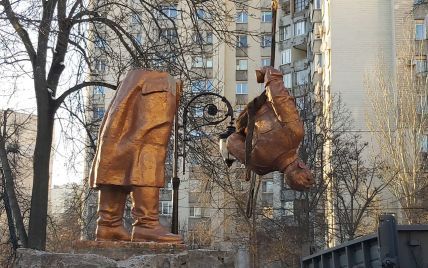 У Києві демонтують пам'ятник Чкалову: він розколовся на дві частини (фото)