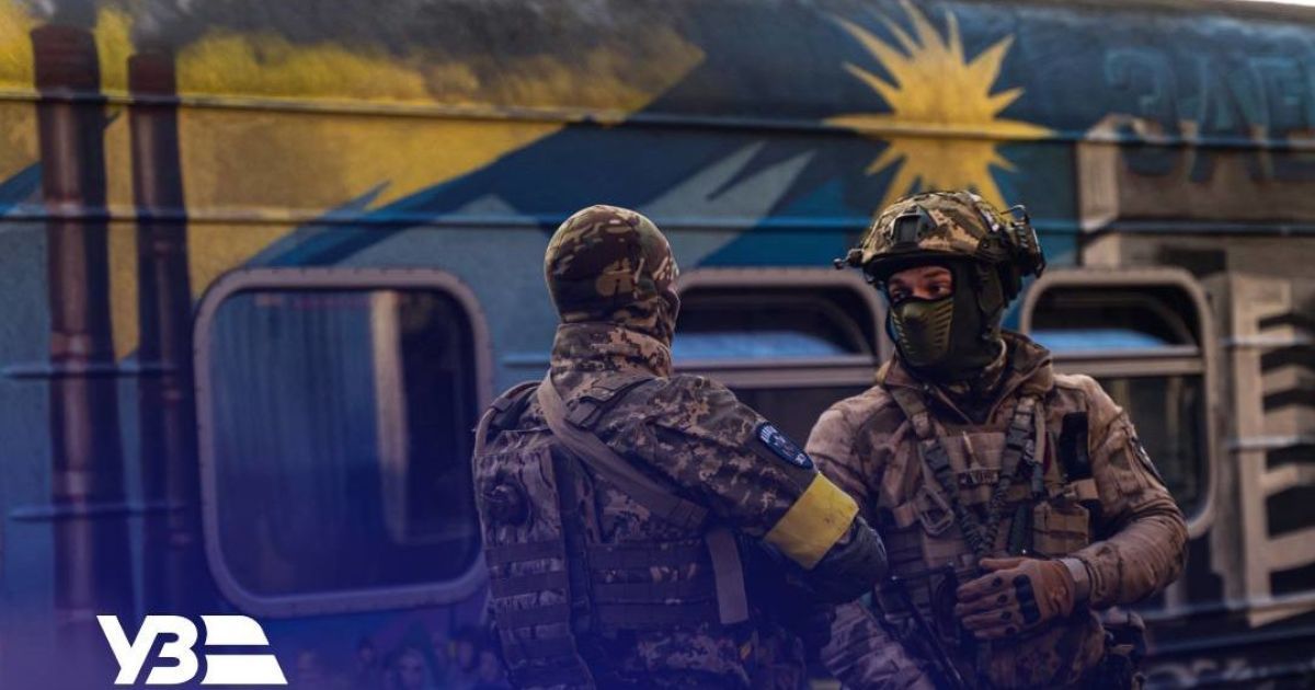 Українські військові біля поїзда