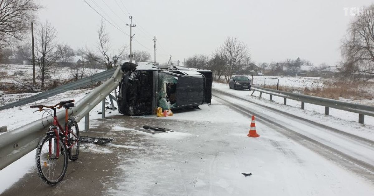 Під Києвом водій перекинувся на позашляховику: чоловіка занесло на повороті (фото)