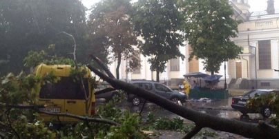 В Одесі після сильної зливи Suzuki провалився під асфальт