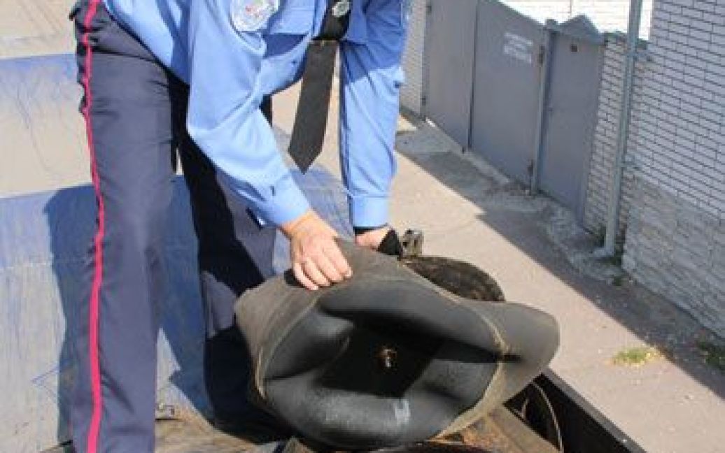 Правоохранители задержали два "КамАЗа", в которых под слоем зерна были замаскированы емкости для краденой нефти / © УМВД в Черниговской области