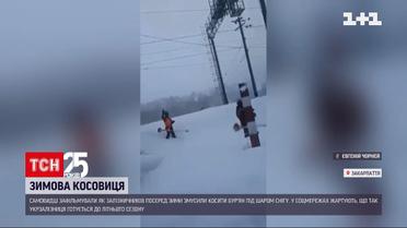 На Закарпатті залізничників посеред зими змусили прибирати колії від бур’яну