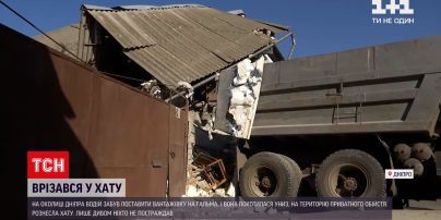 Новини України: у Дніпрі вантажівка розтрощила приватний будинок