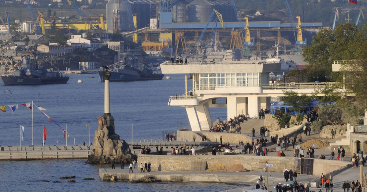 На входе в гавани Севастополя в Крыму оккупанты разместили боевых дельфинов